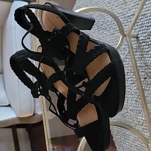 Tahari, size 9, black lace up heels